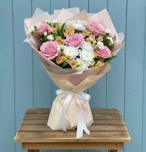Букет цветов из:  Гвоздики, Орхидеи и Розы в Сяве