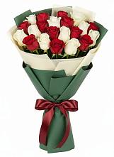 Букет Микс из красных и белых роз в Сяве