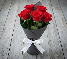 Букет 5 Красных роз Эдлесс Лав в Сяве