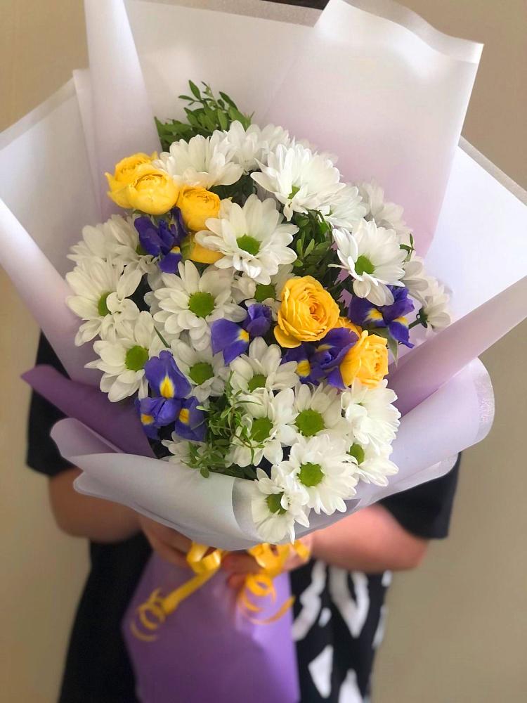 Букет цветов из: Ирисы, Хризантемы и Розы в Сяве