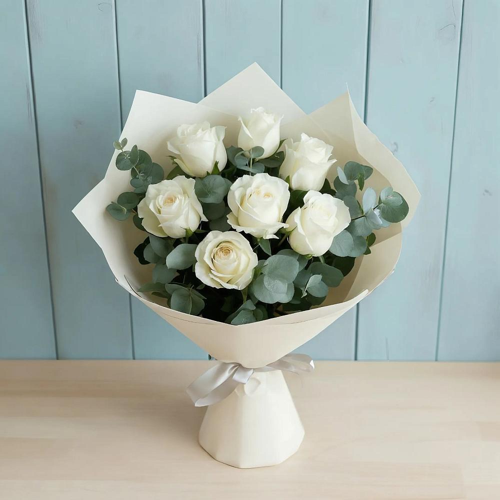 Букет Белые розы в Эвкалипте в Сяве