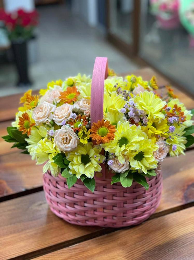 Цветочная композиция из Хризантемы и Розы в корзине в Сяве