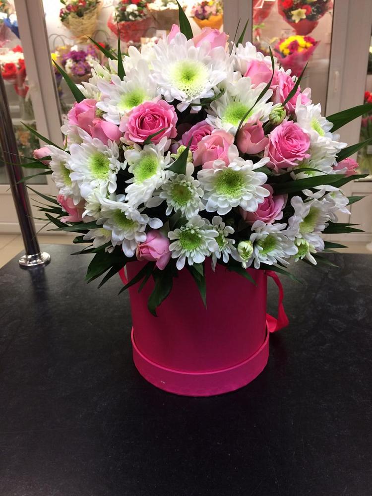 Цветочная композиция из Розы и Хризантемы в шляпной коробке в Сяве