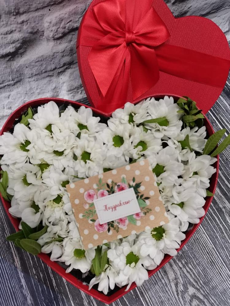 Цветочная композиция из Хризантемы в виде сердца в Сяве